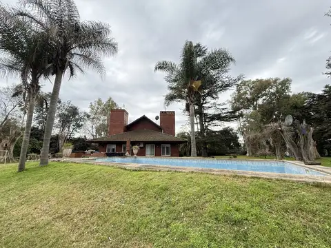 Hermoso chalet 4 ambientes en 2 plantas. amplio lote parquizado con piscina