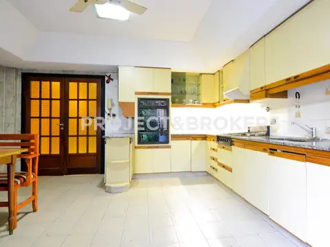 Casa en Venta con 5 cocheras