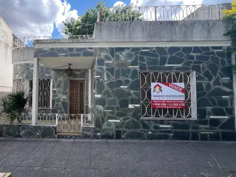 Casa 4 amb con patio y terraza. Ubicada en Carlos Casares 195 Temperley