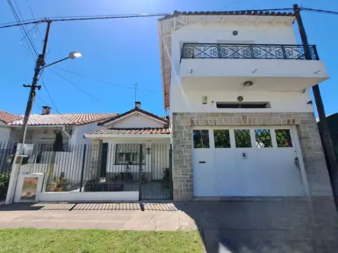 Casa en venta 3 dorm. patio y pileta City Bell.