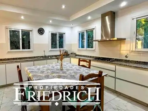 Casa 4 ambientes con 2 baños