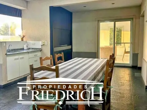 Casa en Alquiler con 2 cocheras
