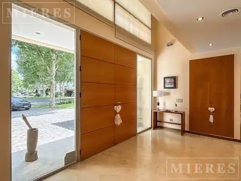 Casa 8 ambientes con 3 baños