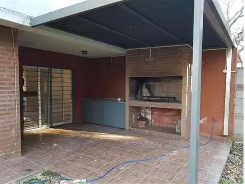 Casa en Alquiler con 2 cocheras