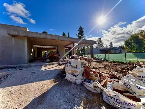 Casa 8 ambientes con 2 baños