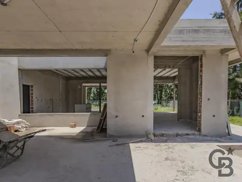 Casa 8 ambientes con 2 baños