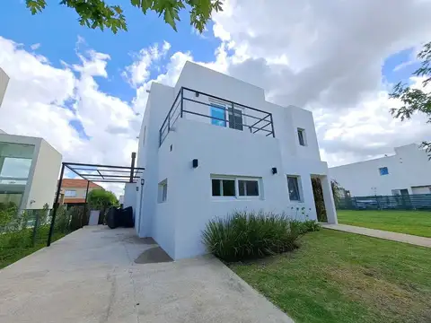 Casa 5 ambientes con 3 baños