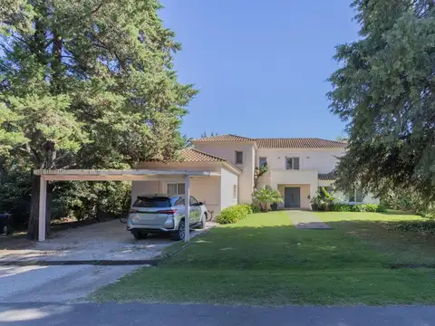 Casa en Alquiler con 2 cocheras