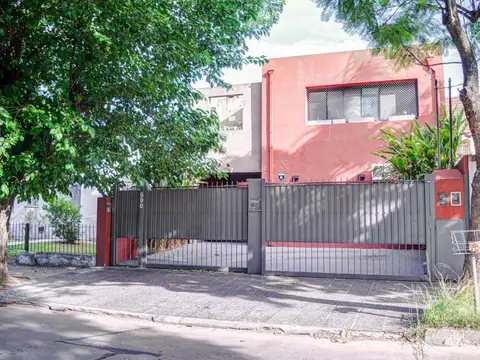 VENTA - Casa en block 7 amb. con jardín y terraza en San Isidro, gran ubicación