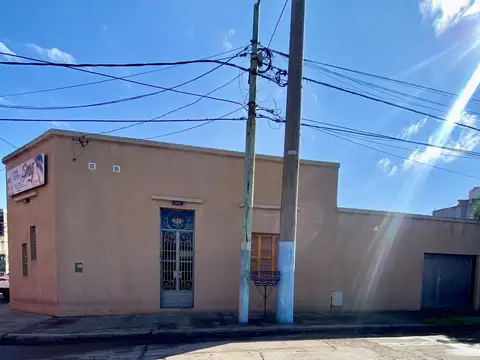 Casa en Venta de 5 ambientes. Patio con cochera. Ideal para vivienda familiar. Centro Zarate
