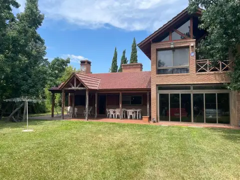 Casa en Venta, 2 Dormitorios, Sarmiento y San Marcos. Funes.