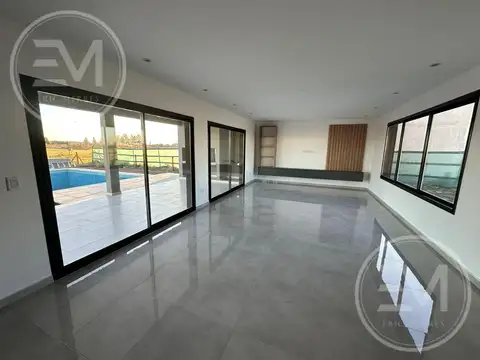 Casa 4 ambientes en venta en El Rebenque con jardín