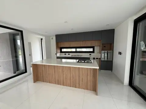 Casa en Venta con 6 cocheras