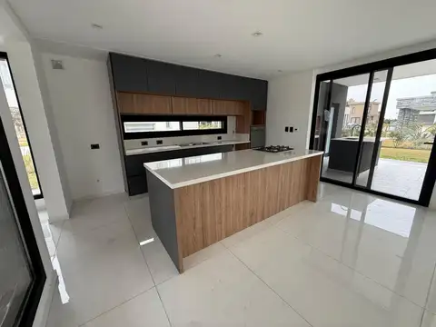 Casa 5 ambientes con 5 baños