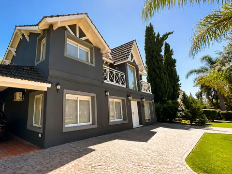 Casa en Venta con 3 cocheras
