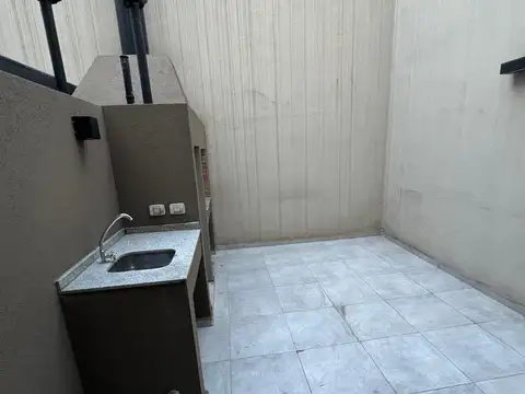 Pavón al 3400. Depto. con patio y parrilla en Boedo