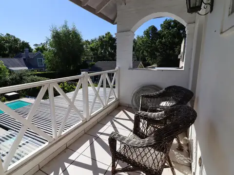 Casa 6 ambientes con 2 baños