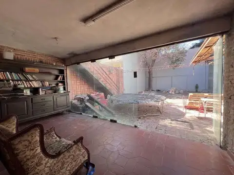 VENTA DE CASA EN CALLE JUJUY, A METROS DE AV. ROCA
