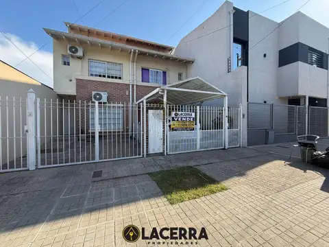 Venta de Triplex con patio en Carapachay