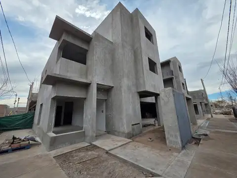 DUPLEX EN VENTA EN GUAYMALLEN