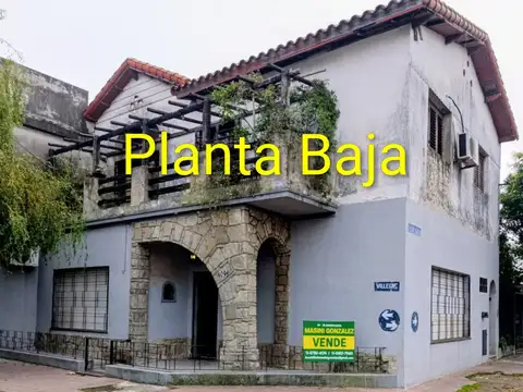 TIPO CASA AL FRENTE CON COCHERA