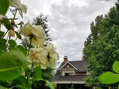 Casa en Alquiler con 2 cocheras