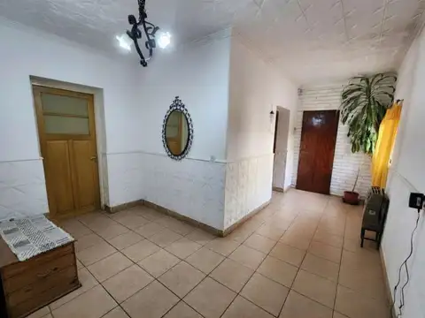 Casa 9 ambientes con 2 baños