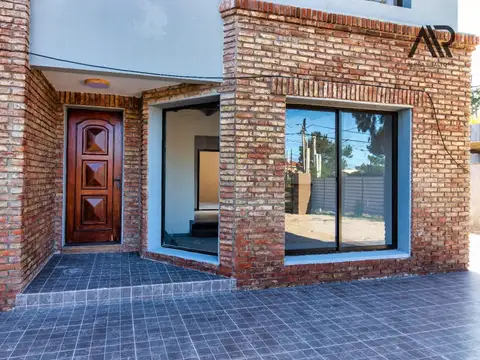 Casa en venta c/ cochera en Lomas de Solymar