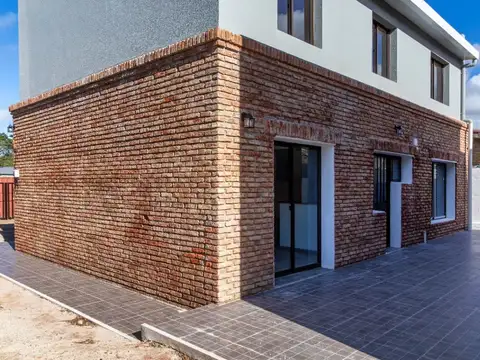 Casa 8 ambientes con 2 baños