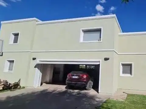 Casa en venta - 3 Dormitorios 3 Baños - Cocheras - 1.094Mts2 - Chivilcoy