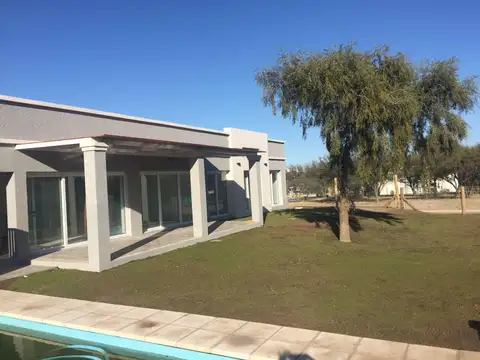 VENTA. Casa 3 dormitorios. Los Quebrachos. Las Martinetas