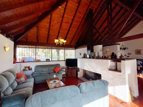 Casa 8 Ambientes en Lote 1751m con Pileta y Paddle