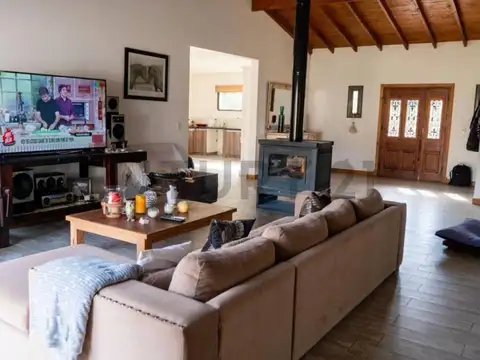 Casa 5 ambientes con 2 baños