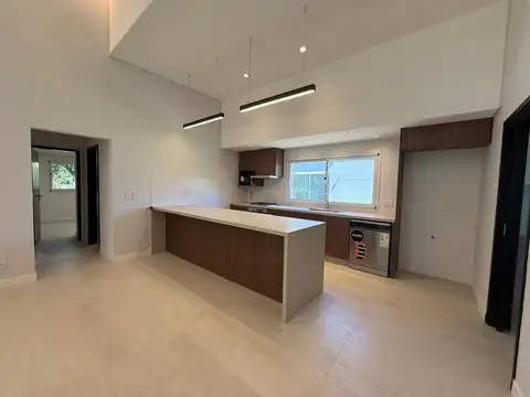 Casa en Alquiler con 2 cocheras