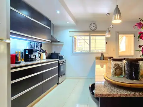 Venta Triplex 5 Amb. Jardín, y Garage OLIVOS