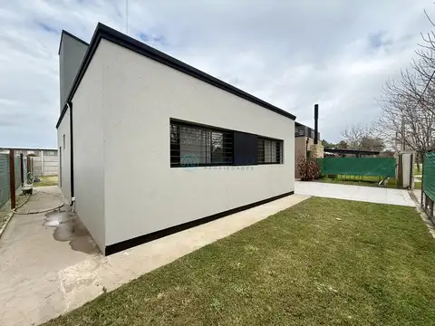 Casa 2 ambientes con 2 baños