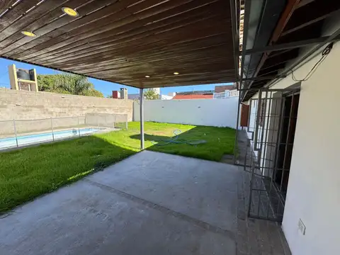 CASA EN VENTA EN NUEVO POETA 3 DORMITORIOS PILETA
