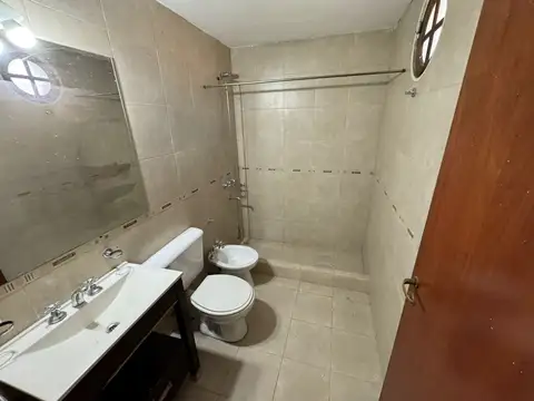 Casa 7 ambientes con 2 baños