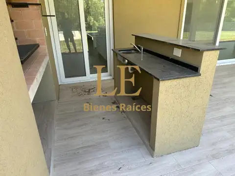 Casa en Alquiler con 3 cocheras