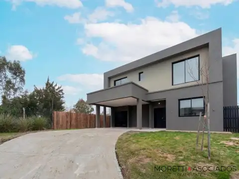 Casa en Venta con 2 cocheras