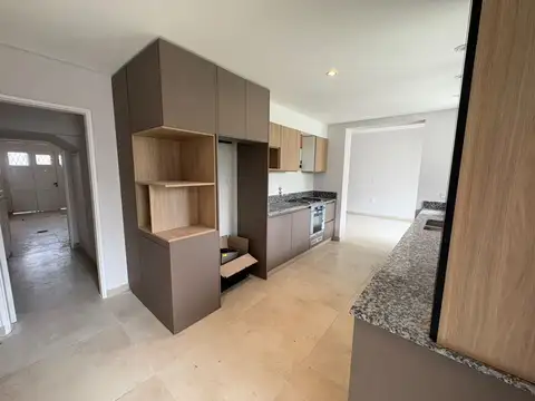 VENTA CASA 3 DORM + COCHERA + PATIO / 7 JEFES
