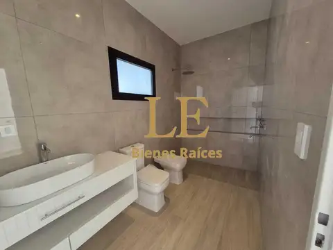 Casa en Venta con 4 cocheras