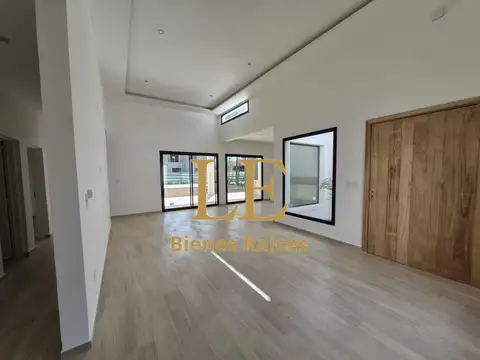 Casa 5 ambientes con 4 baños