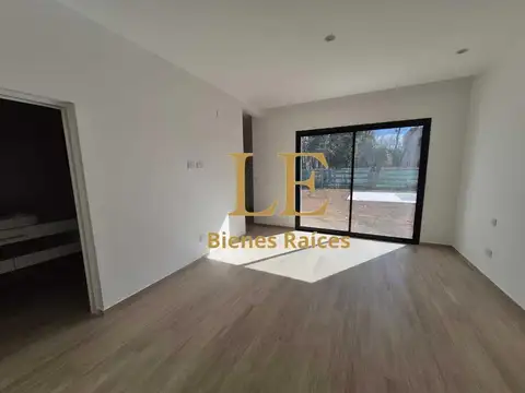 Casa en Venta con 4 cocheras