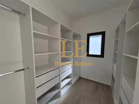 Casa 5 ambientes con 4 baños