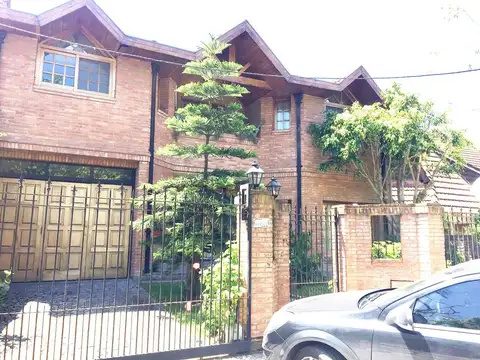 Casa 4 dormitorios jardín pileta venta Lomas La Merced