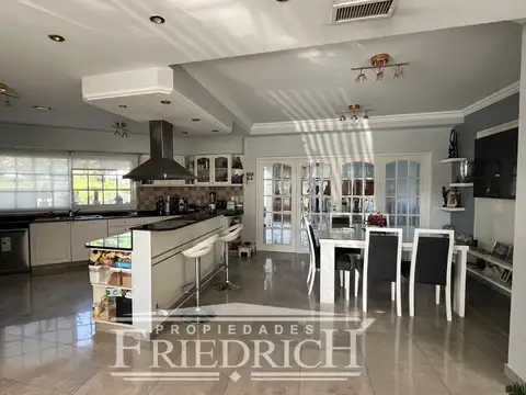 Casa 6 ambientes con 4 baños