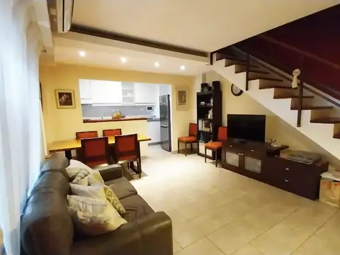 Excelente PH de 3 ambientes al frente, PB, patio, cochera, cocina americana. Zona residencial.