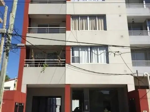 1 ° B - DEPARTAMENTO DE 2 AMBIENTES CON COCHERA!