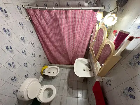 Casa 3 ambientes en esquina  Parque luro